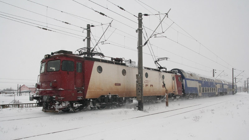 Trenul IR 1583 Bucureşti Nord – Constanţa, blocat în câmp – update