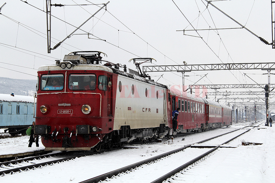 Trenurile circulă în condiții de iarnă. Zeci de curse feroviare au fost ANULATE