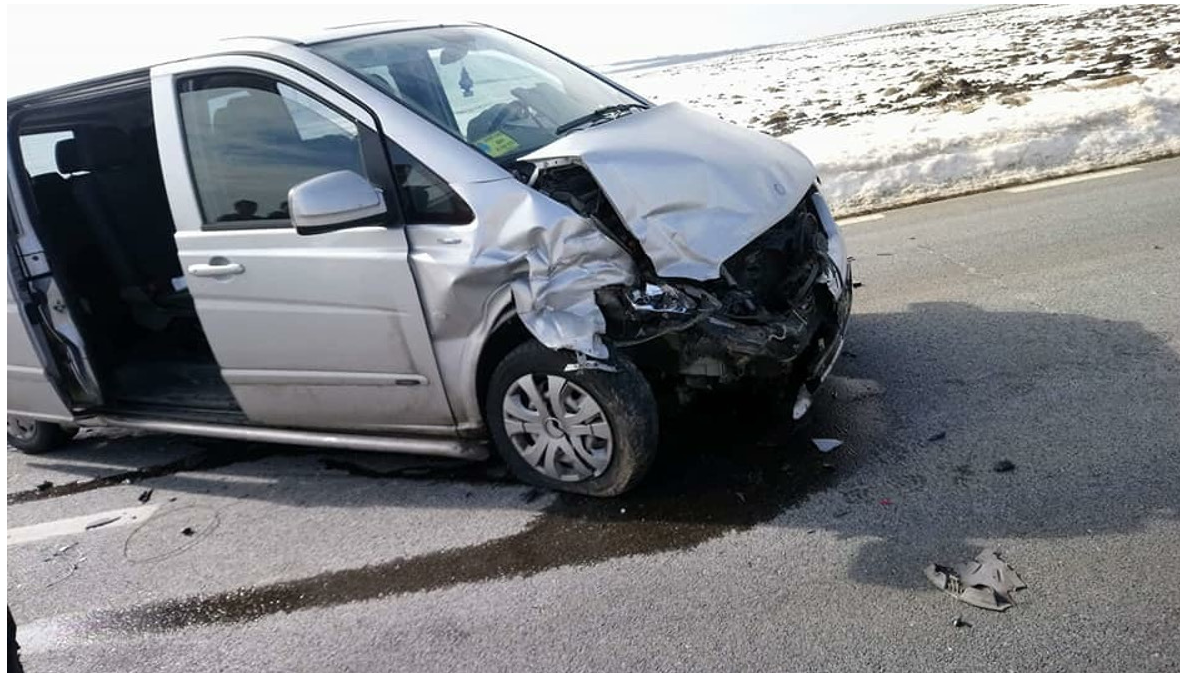 TULCEA: Zece persoane implicate într-un accident rutier cu un microbuz