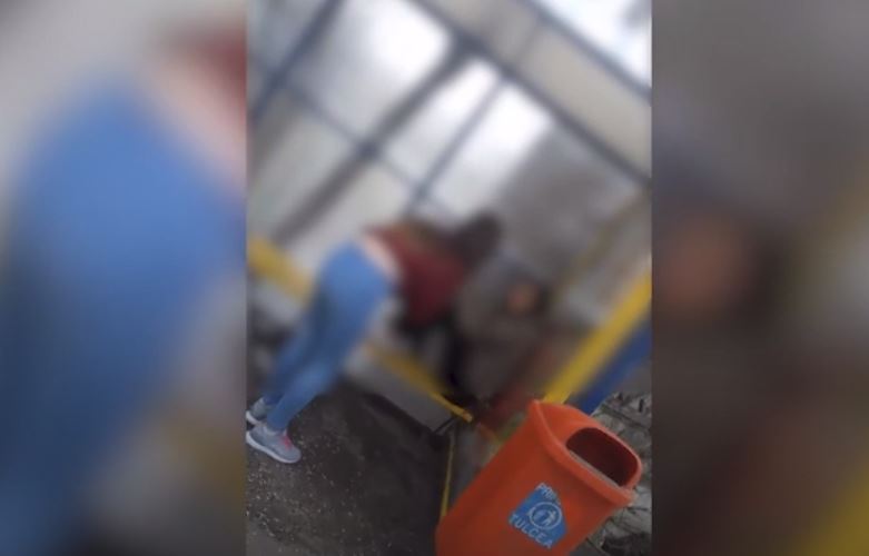 TULCEA: Elevă agresată de două colege, în stația de autobuz. Poliţiştii s-au autosesizat