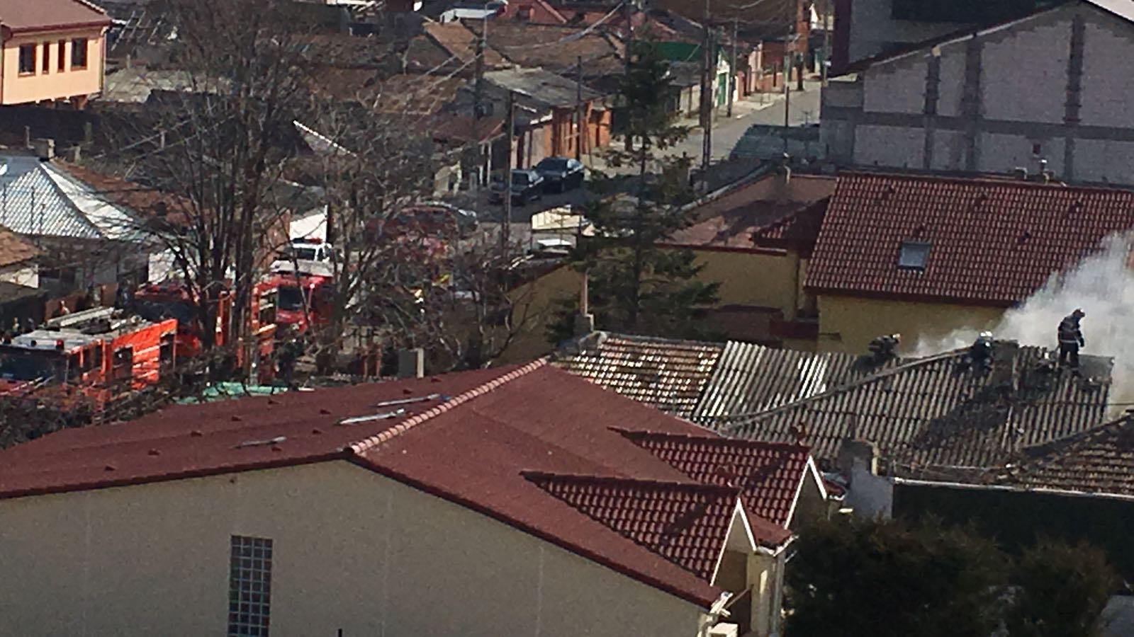 FOTO: O casă a luat FOC pe o stradă din Constanța