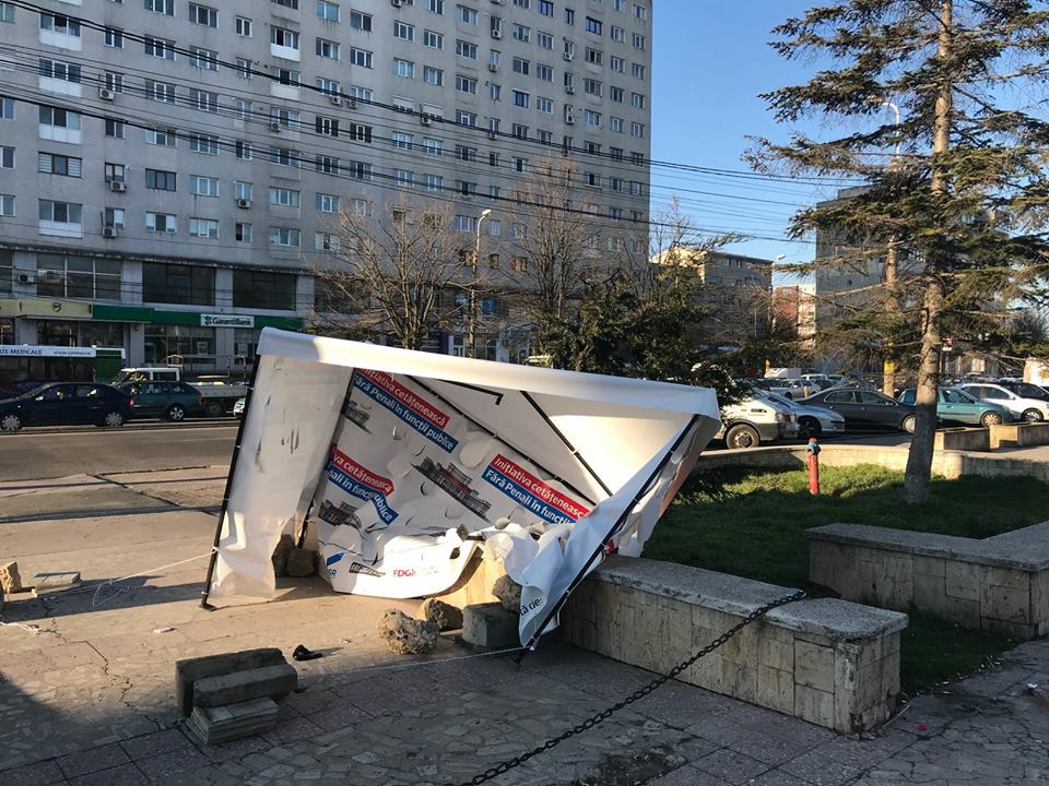 „Cortul fără penali în funcții publice“, amplasat de USR la Constanța, a fost vandalizat (video)