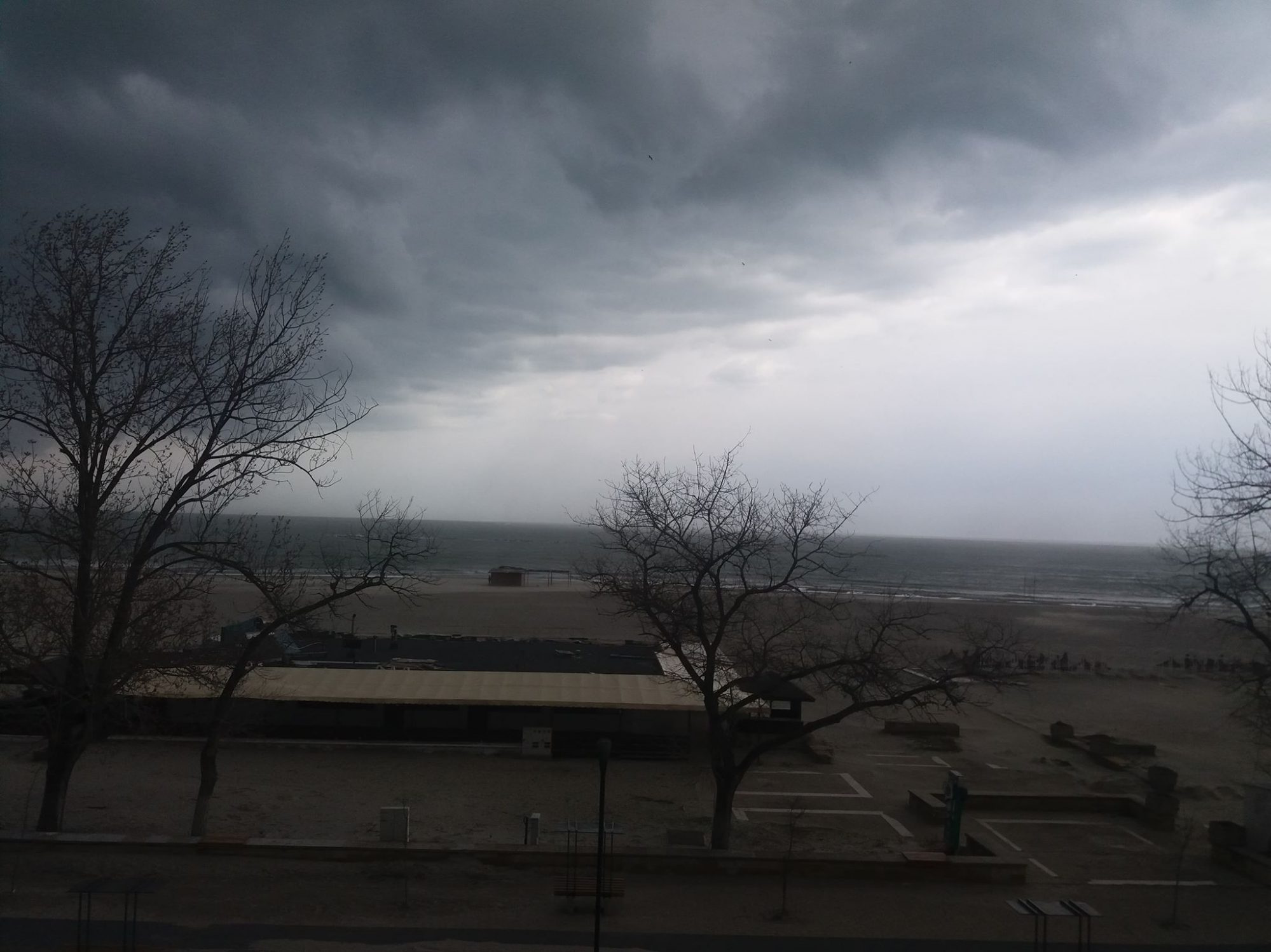 Jud. Constanța. Vântul puternic a distrus acoperișurile mai multor imobile (foto)