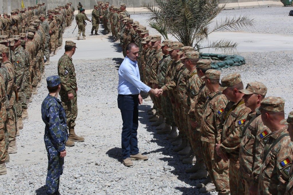 Ministrul Apărării, vizită în baza militară din Kandahar – „România a fost, în ultimii doi ani, unul dintre cei mai mari contributori cu trupe Ressolute Support“