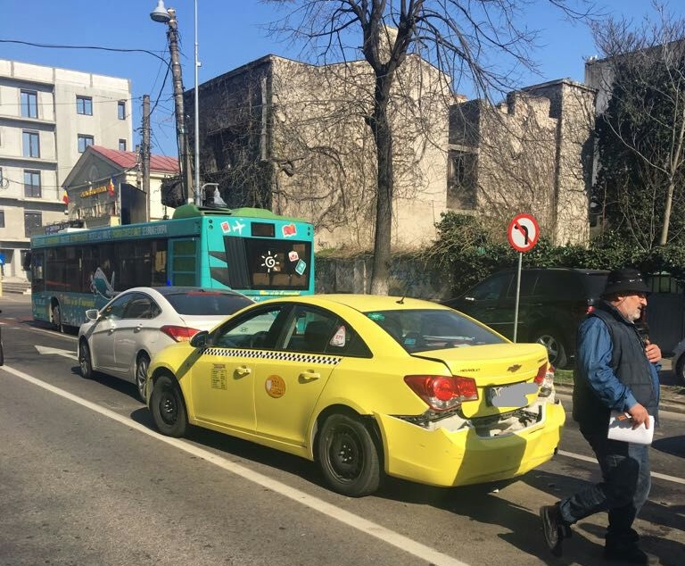 CONSTANȚA: Accident cu trei victime în centrul orașului. Unul dintre șoferi a fugit de la fața locului