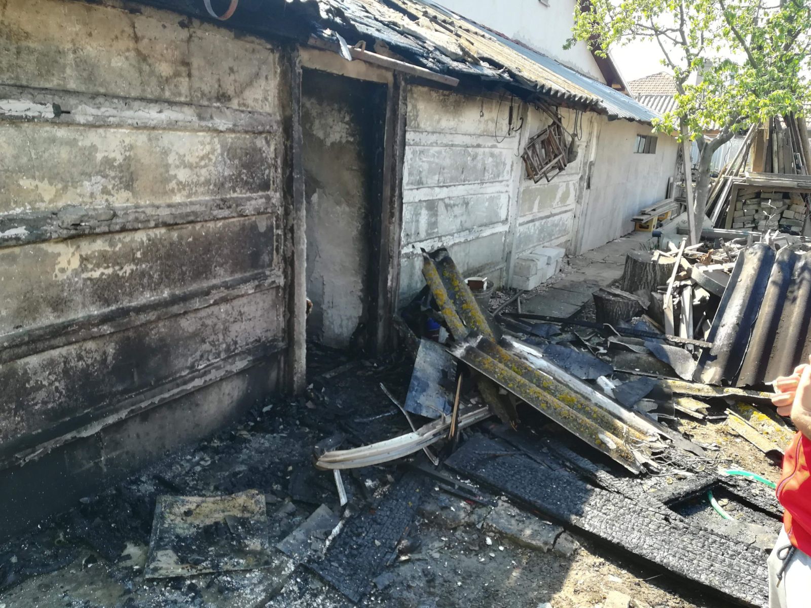 UPDATE – MANGALIA: Intervenție de urgență a pompierilor pentru a scoate o persoană din flăcări