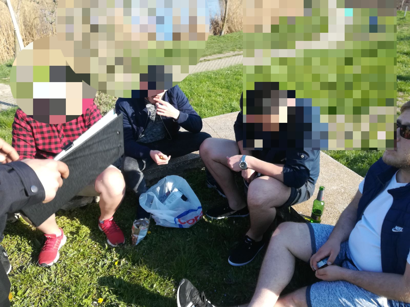 FOTO – CONSTANȚA: Aruncatul cojilor de semințe la întâmplare poate goli buzunarele