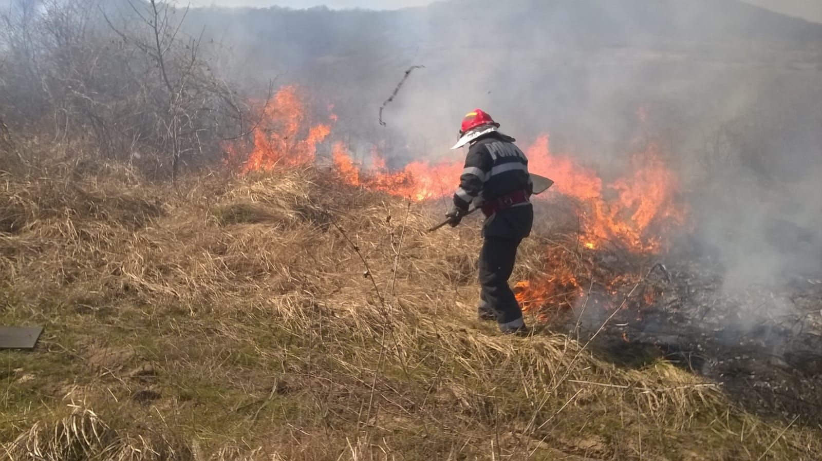 FOTO: Incendiu de vegetație uscată în apropiere de o localitate din județul TULCEA