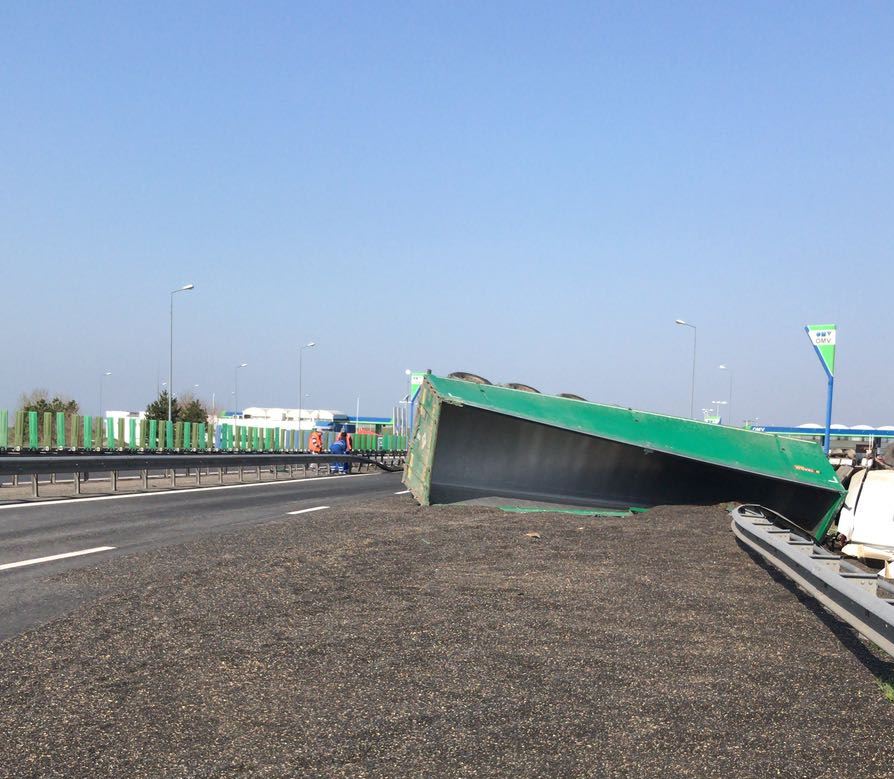 Infotrafic: Trafic deviat pe A2 din Feteşti spre Capitală din cauza unui camion răsturnat