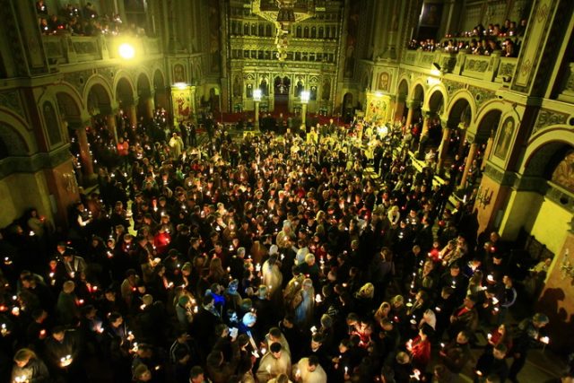 Sfânta Lumină, împărțită de Patriarhul Daniel la Catedrala Patriarhală