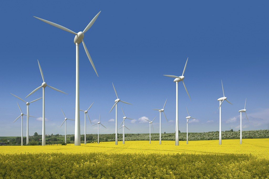 Energia regenerabilă asigură aproape 70% din producţia de electricitate a ţării, vineri la prânz