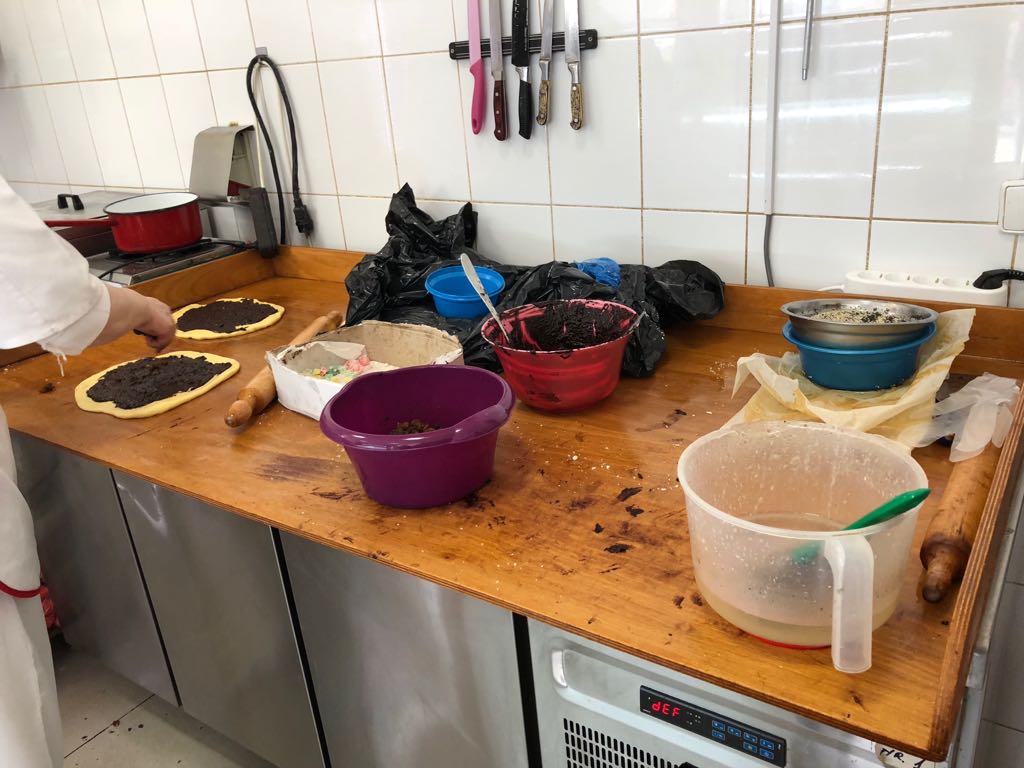 FOTO/ VIDEO – Două patiserii din Constanţa, închise temporar de Protecţia Consumatorilor şi amendate cu peste 20.000 de lei