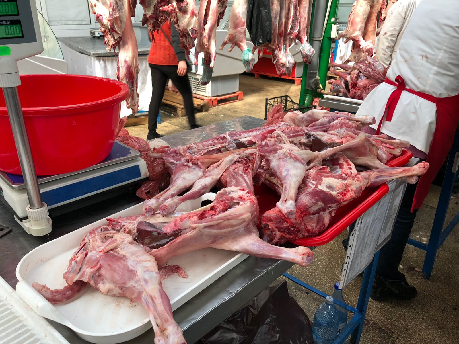 FOTO/VIDEO- Mare atenție de unde cumpărați carne de miel! Iată ce au găsit comisarii de la Protecția Consumatorilor în zona Pieței Griviței