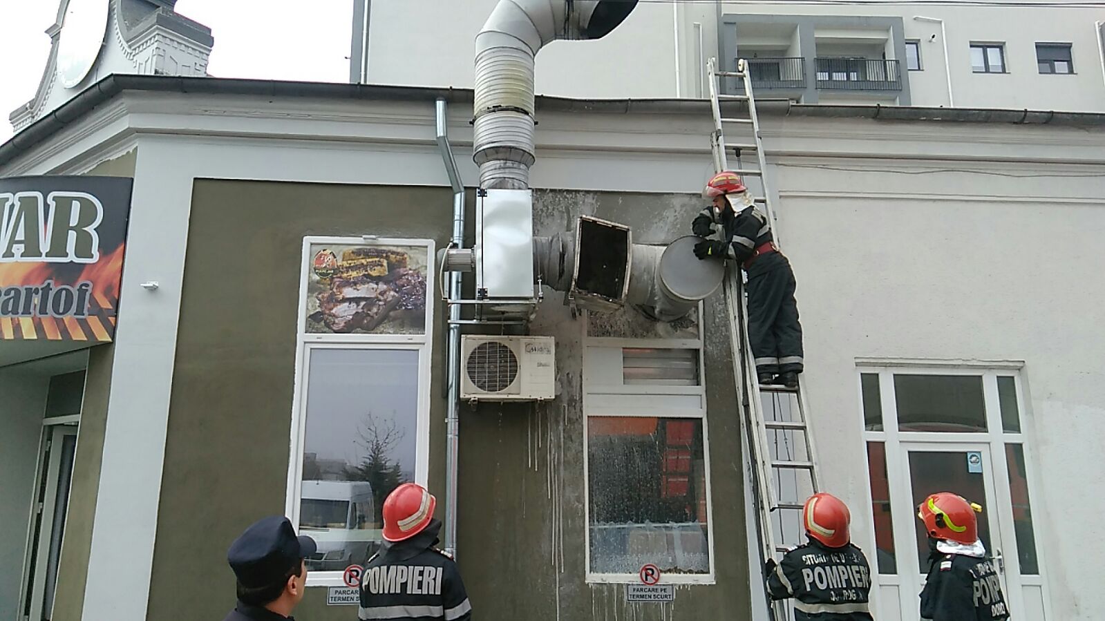 Incendiu la un fast-food de pe strada București din Constanța (foto+video)