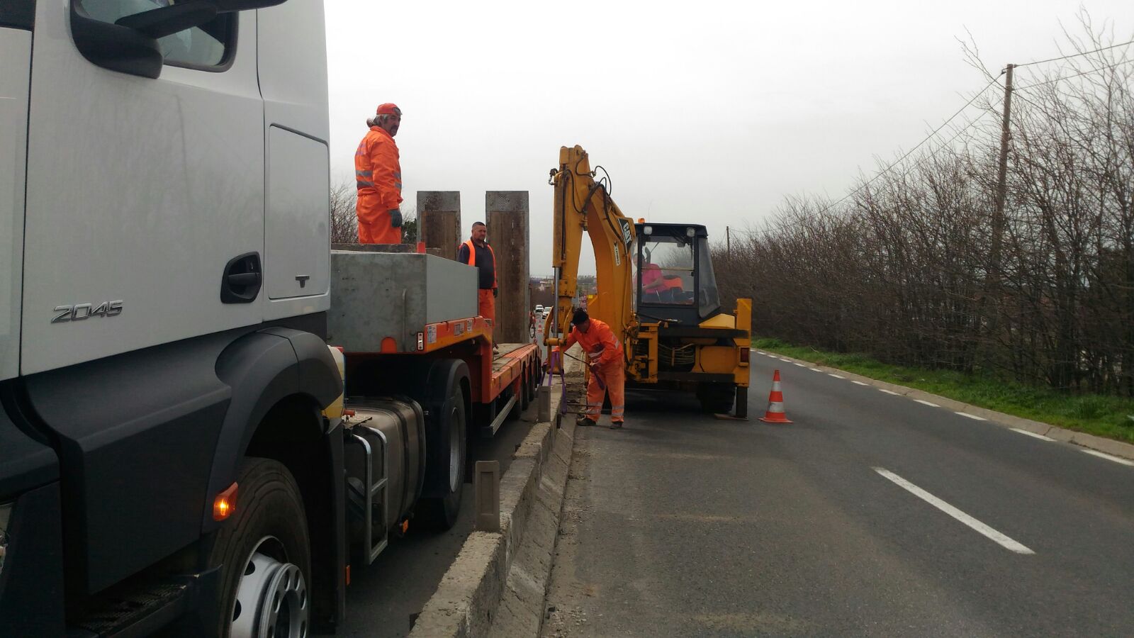 FOTO: Motivele pentru care se schimbă parapeții vechi din beton de pe DN39, între Constanța – Agigea