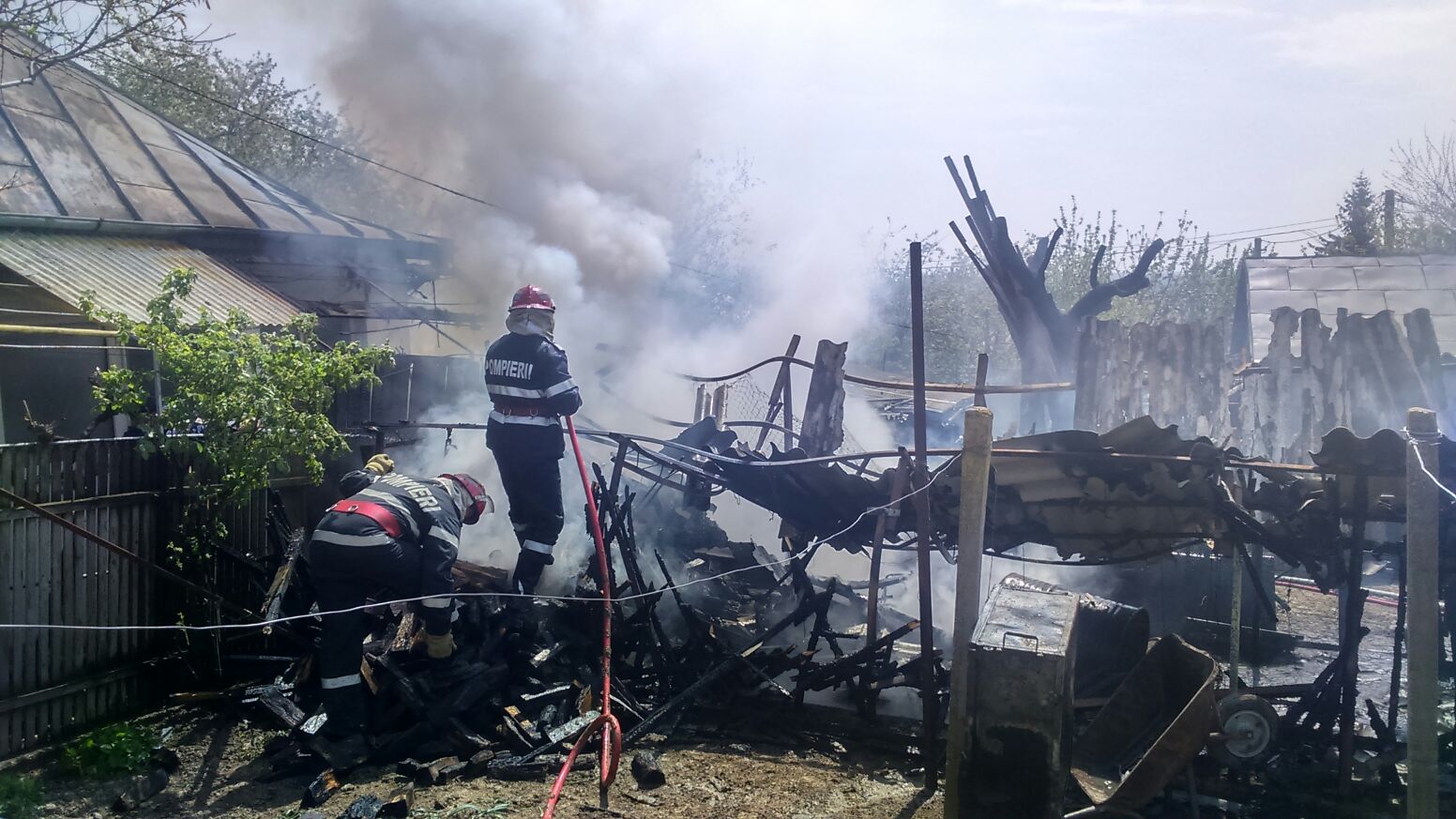 Incendiu urmat de explozia unei butelii, într-o gospodărie din Măcin (galerie foto)