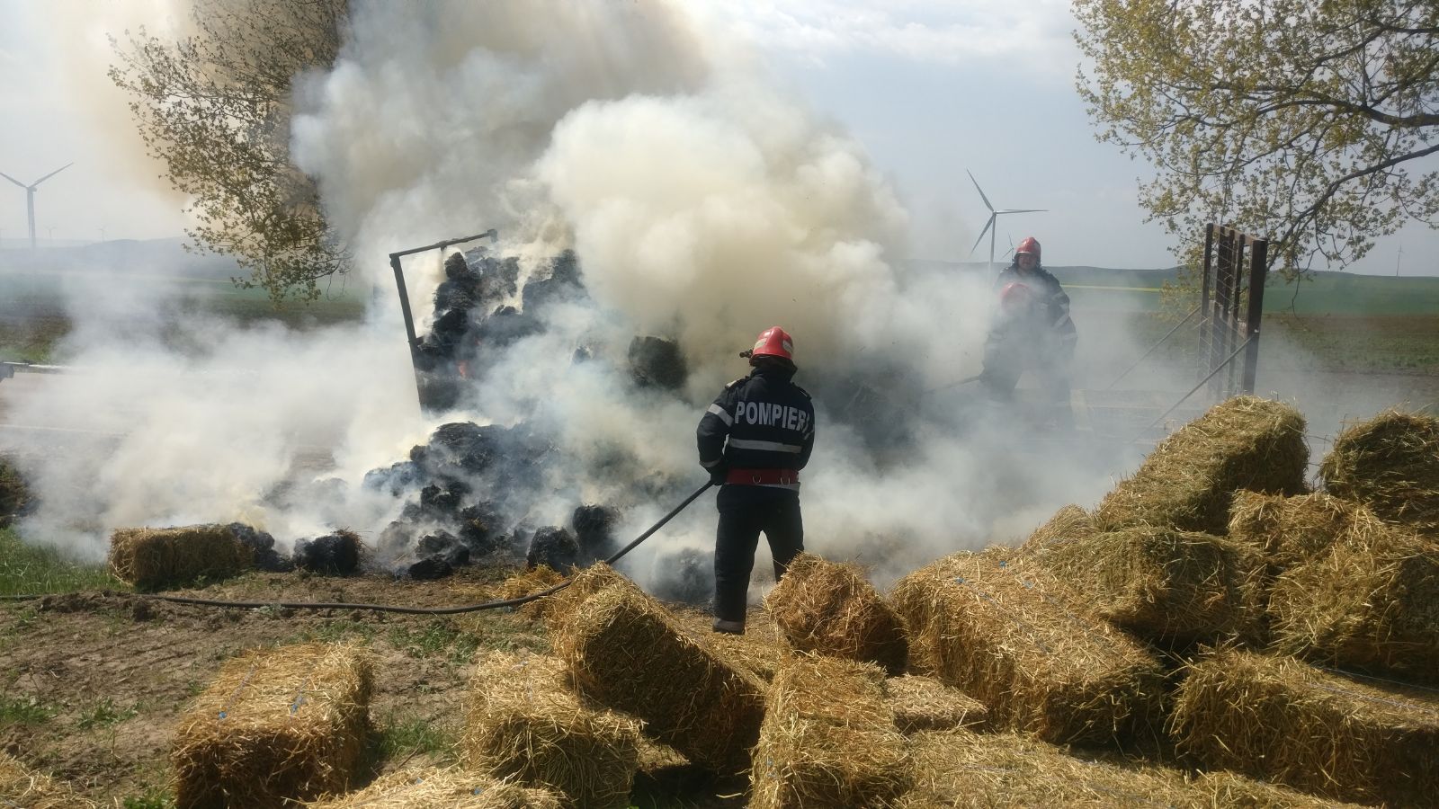 Tulcea: O remorcă încărcată cu baloți de paie a luat foc în mers (video)