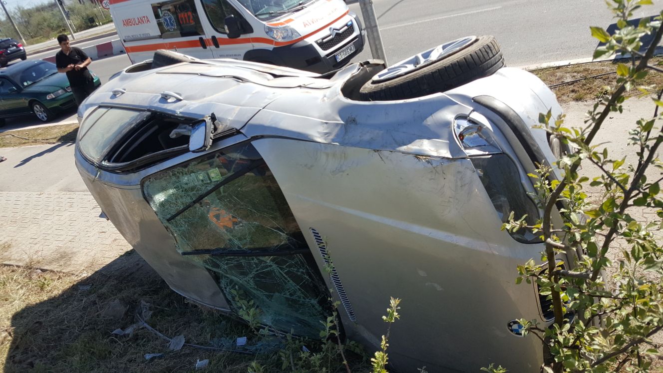 Accident rutier în Mamaia! Un tânăr s-a răsturnat cu mașina (foto)