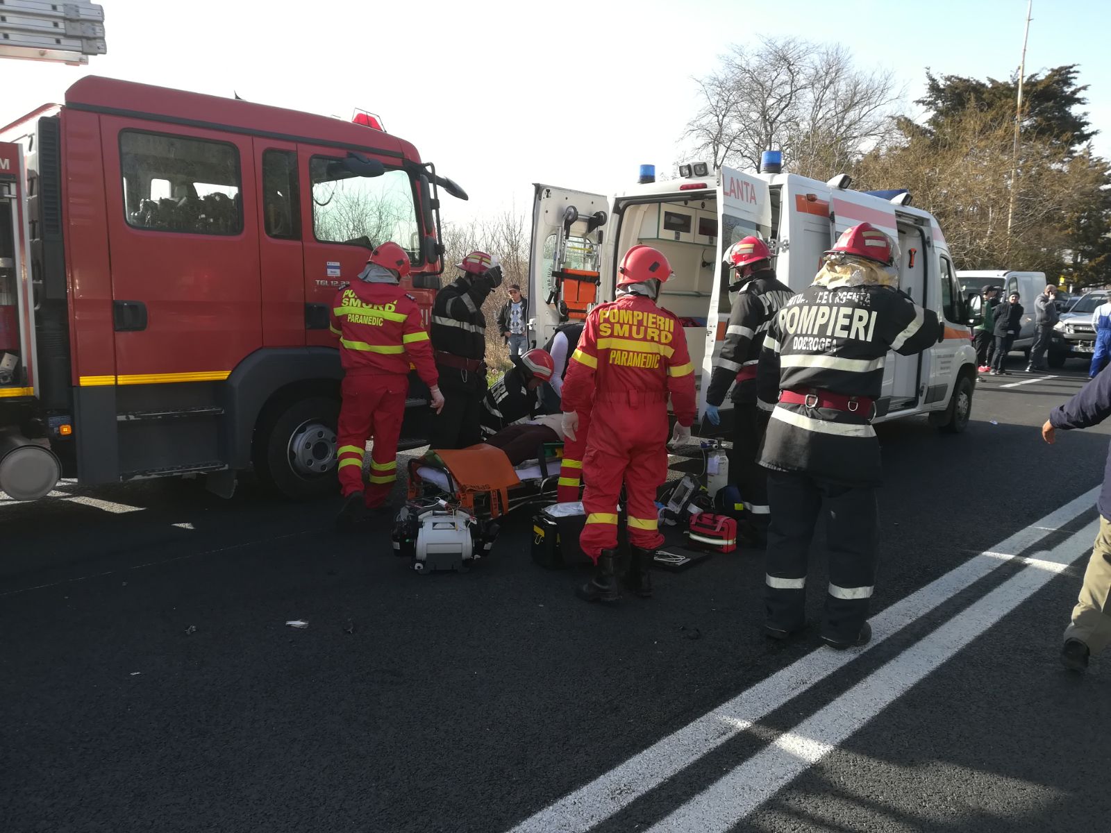 Accident rutier lângă Ovidiu. Un taxi a luat foc în urma impactului cu un microbuz