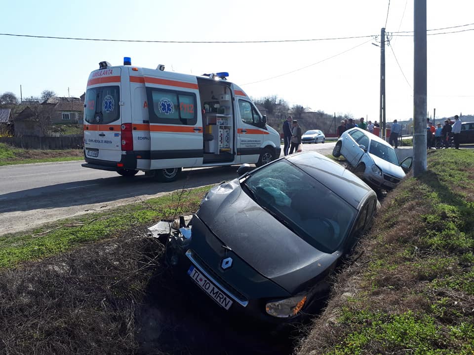 FOTO: Accident SPECTACULOS în județul Tulcea. Două mașini au căzut într-o râpă