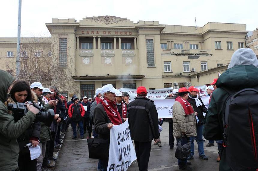 Sindicaliştii CFR Marfă protestează astăzi la Ministerul Transporturilor şi la sediul Guvernului