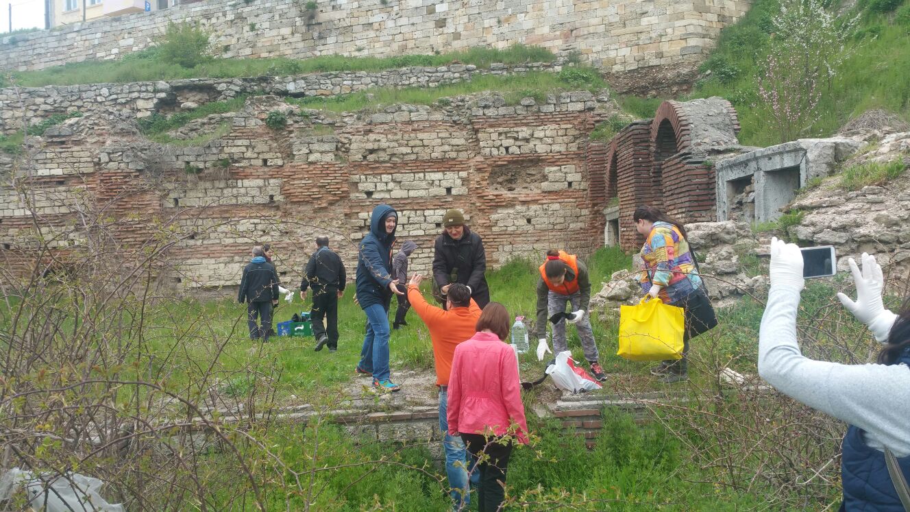 FOTO – CONSTANȚA: Acțiune de ecologizare a siturilor arheologice din zona Piaţa Ovidiu