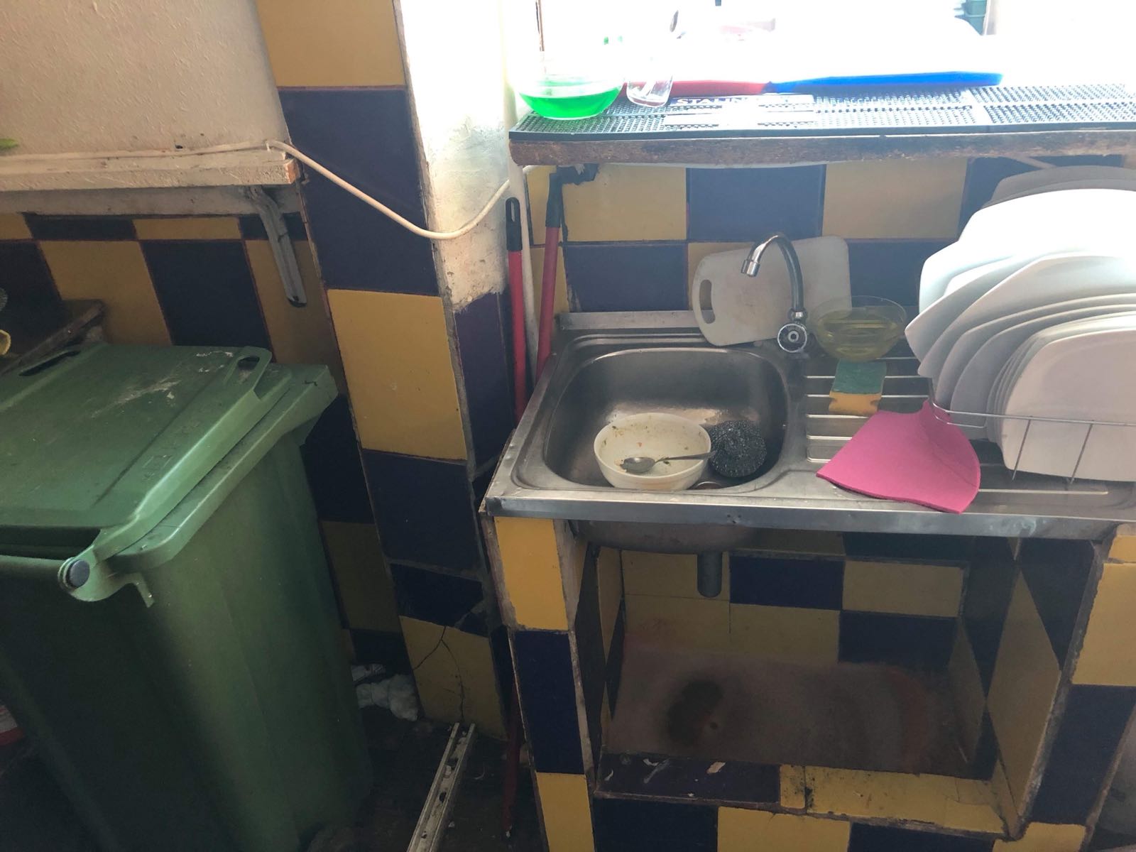VIDEO/FOTO: Un fast food cunoscut din Constanța a fost închis de comisarii OPC