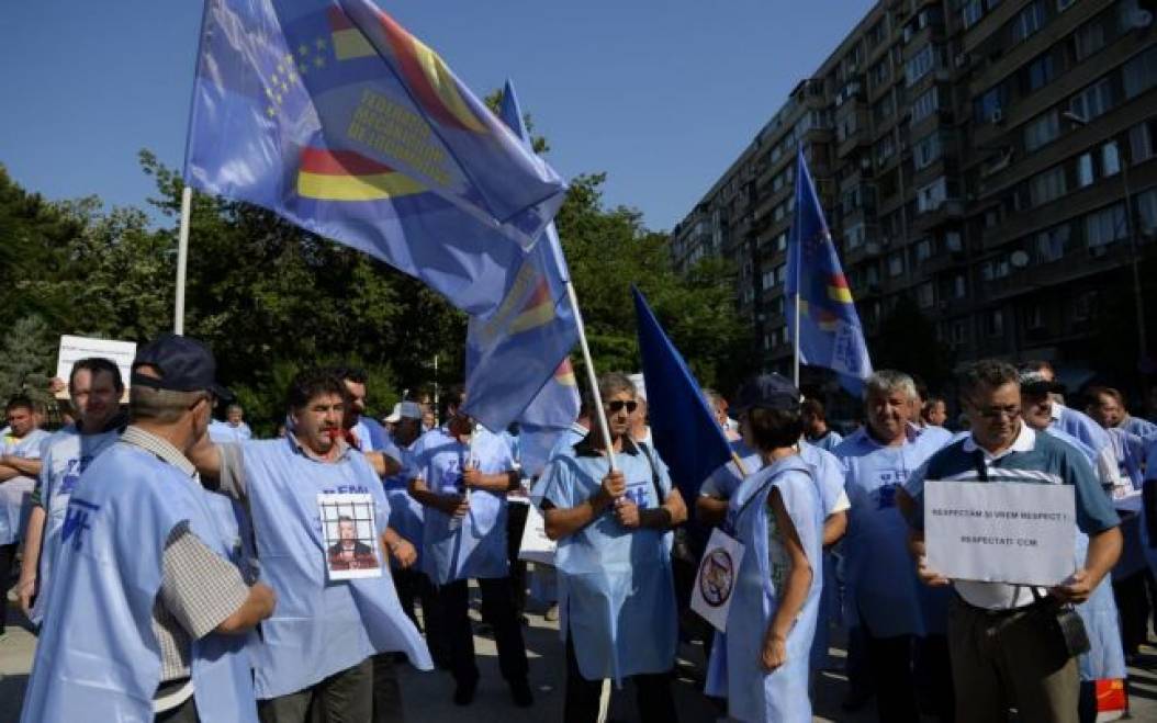 Sindicatele din sectorul feroviar protestează luni la Ministerul Transporturilor şi la Guvern