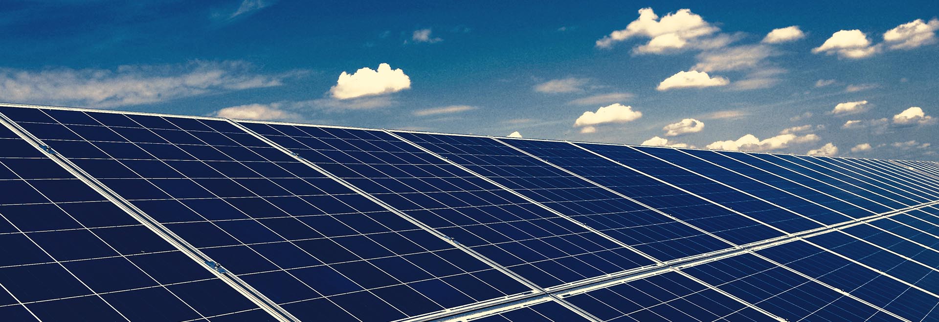 Producţia de energie fotovoltaică a depăşit puterea unui reactor nuclear de la Cernavodă, marţi la prânz