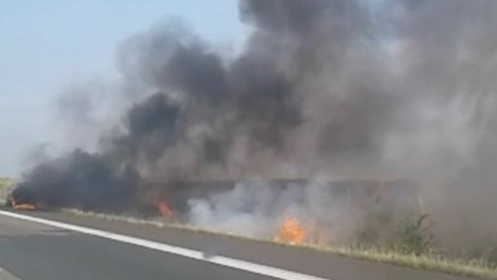 Autoturism în flăcări pe Autostrada Soarelui, pe sensul de mers spre Constanța. Traficul este BLOCAT