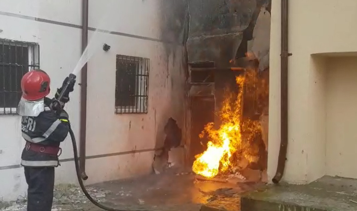 VIDEO – CONSTANȚA: Incendiu la o conductă de GAZ. Locatarii unui bloc au fost evacuați
