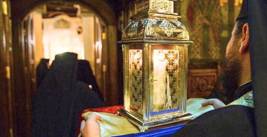 Sfânta Lumină de la Ierusalim a sosit la Bucureşti
