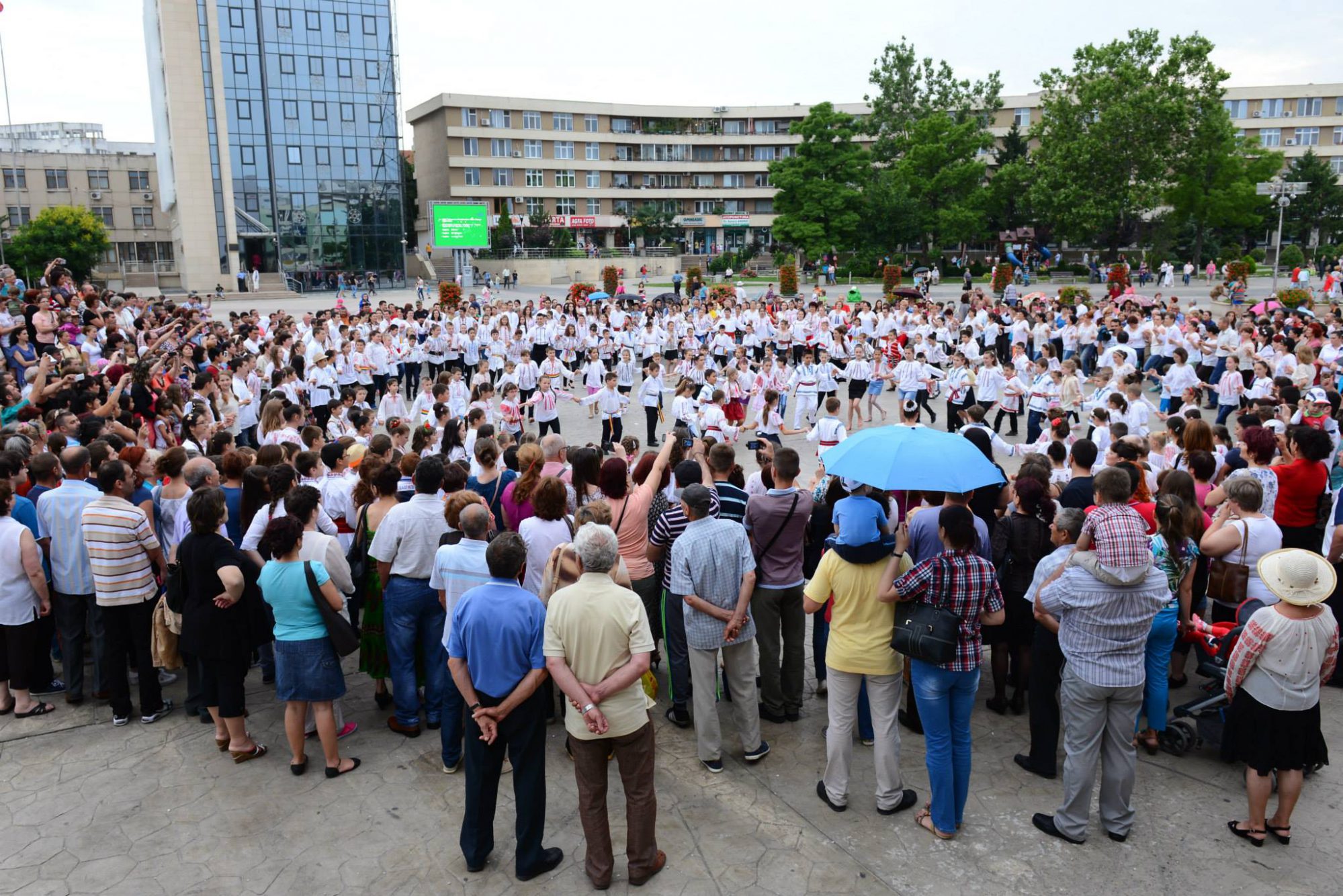 Tulcea: Peste 2.000 de participanţi la un flashmob de joc popular, dedicat Zilei Internaționale a Dansului