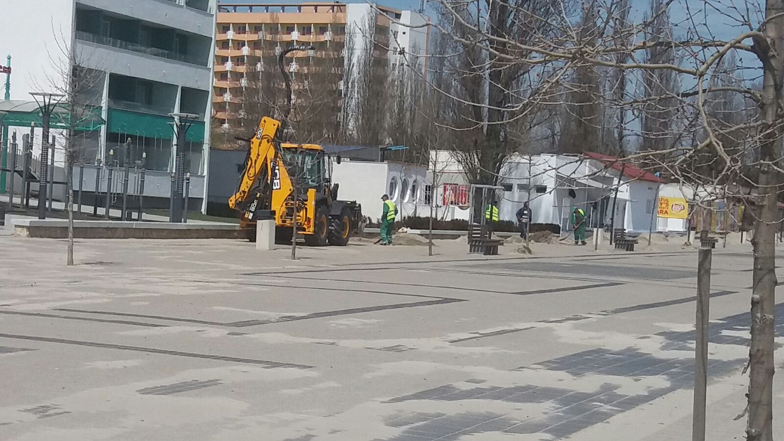 FOTO: Pregătirile sunt în toi în staţiunea Mamaia. Terasele își așteaptă turiștii