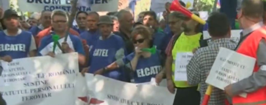 De ziua lor, ceferiştii au protestat în faţa Ministerului Transporturilor