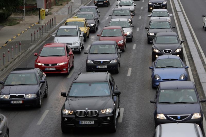 Traficul rutier este aglomerat pe toate drumurile naţionale şi în special pe Valea Prahovei