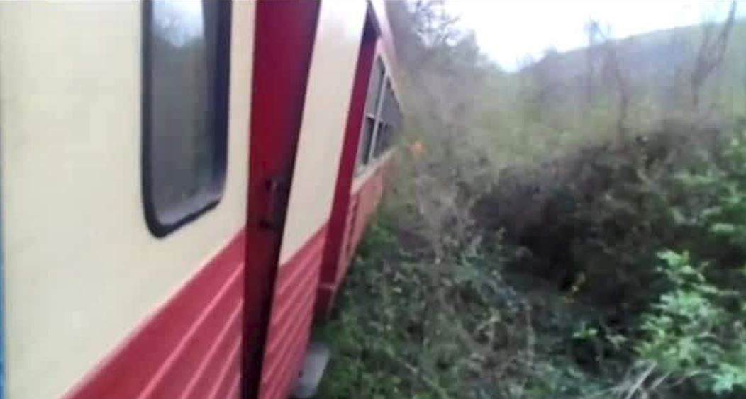 Tren deraiat în județul Hunedoara. O persoană a fost rănită