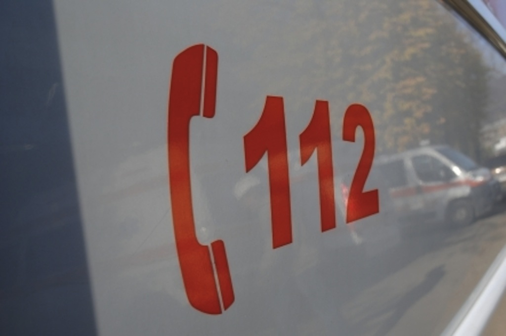 Constanța: Persoană cu handicap, transportată la spital după ce și-a prins piciorul în grilajul unei canalizări stradale (foto)