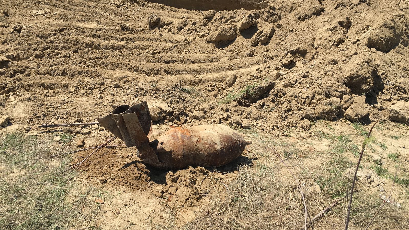 FOTO – TULCEA: Bombă de aviație de 250 de kilograme descoperită în localitatea Isaccea