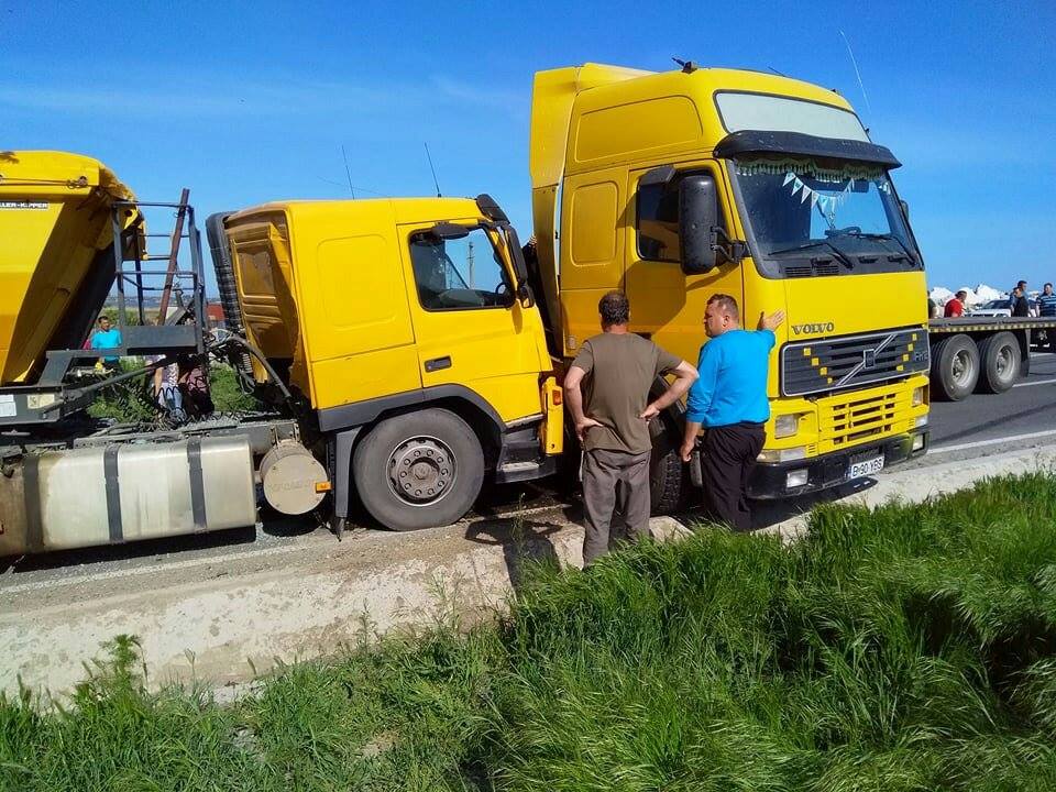 FOTO – Judeţul TULCEA: Trafic BLOCAT pe DN22, în urma unui accident produs între două TIR-uri