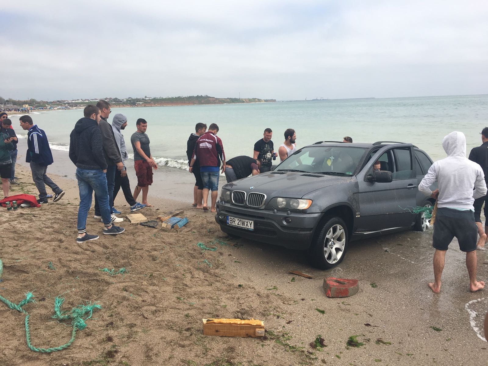 Polițiștii au aflat cine este tânărul care era să-și „înece“ jeep-ul în mare, la Vama Veche (video)