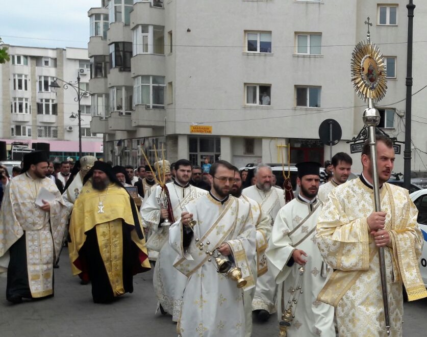 CONSTANȚA: Procesiune cu prilejul sărbătorii Sfinţilor Constantin şi Elena