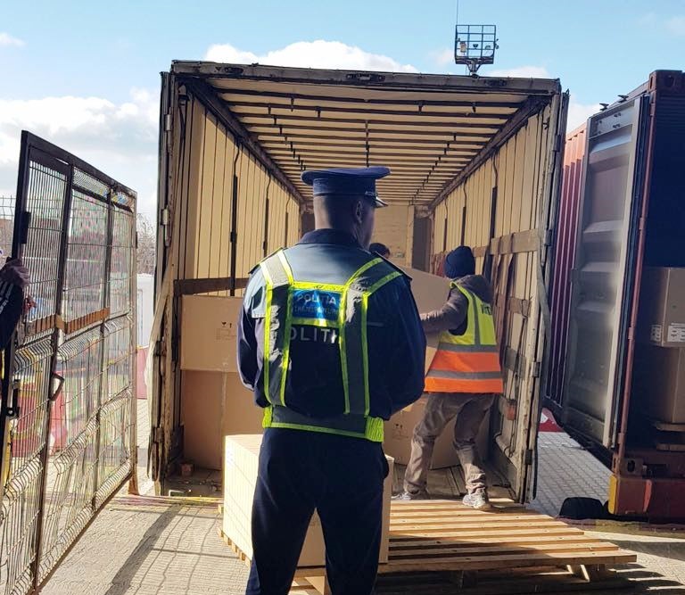 Mărfuri în valoare de 400.000 de lei, confiscate de poliţişti în Portul Constanţa Sud Agigea