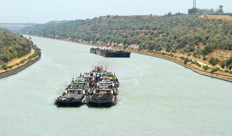 Lipsa lucrărilor de dragare pe Dunăre blochează traficul fluvial. Bulgarii promit remedierea situației chiar de luna aceasta