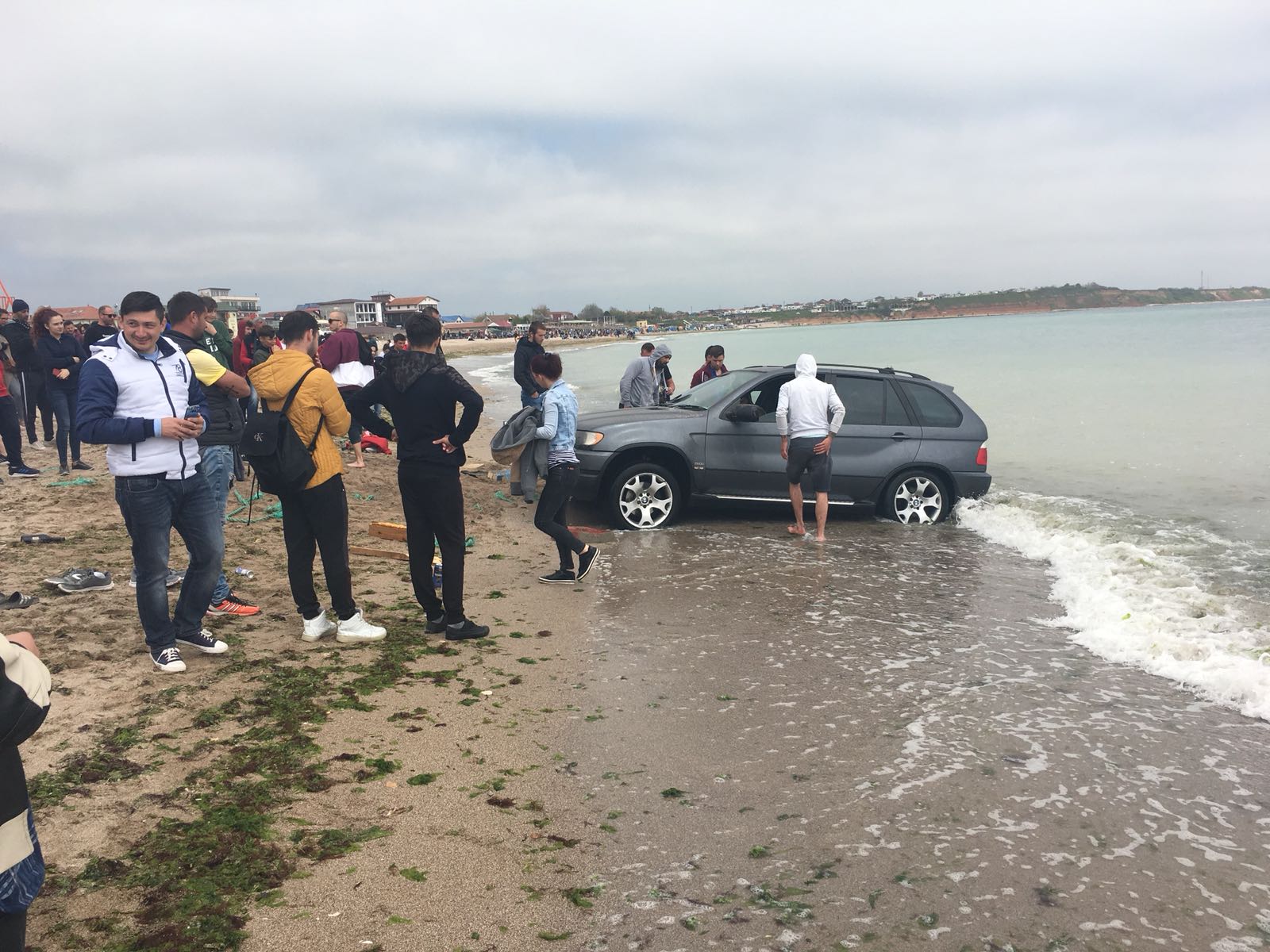 VIDEO – Un brăilean venit cu mașina la Vama Veche a confundat marea cu spălătoria auto