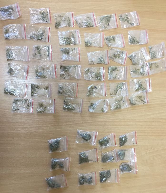 Borseta cu surprize! Tânăr prins de jandarmi cu 50 de plicuri de droguri asupra sa