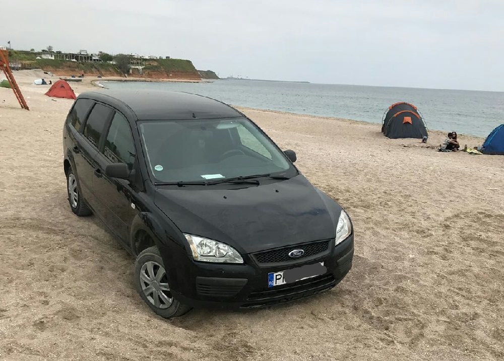 FOTO – VAMA VECHE: Plimbarea cu mașina pe plajă l-a costat scump pe un tânăr