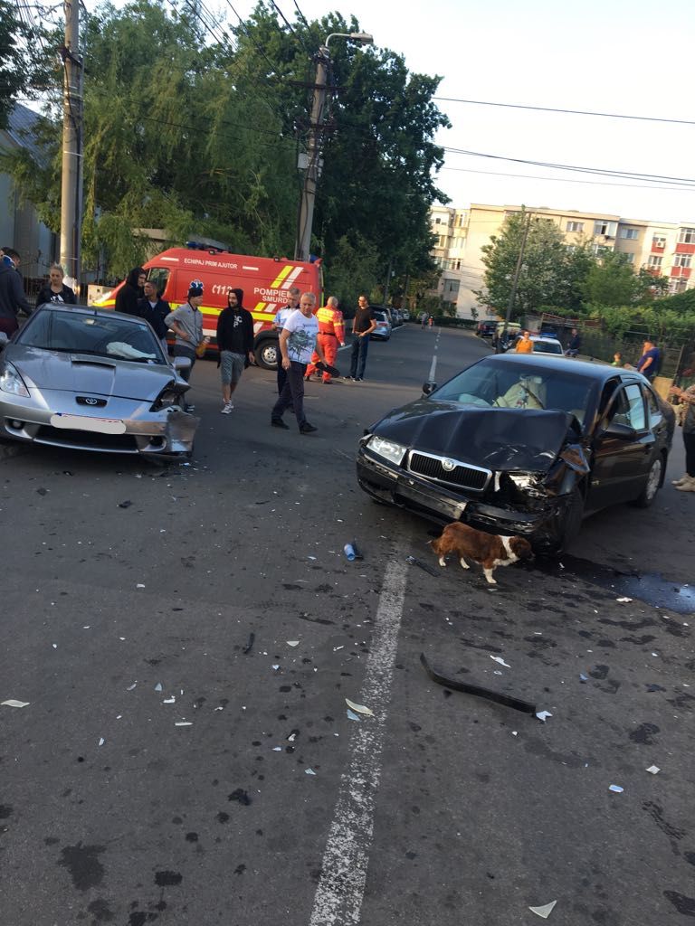 FOTO/Constanța: Două mașini făcute praf, după un viraj executat incorect