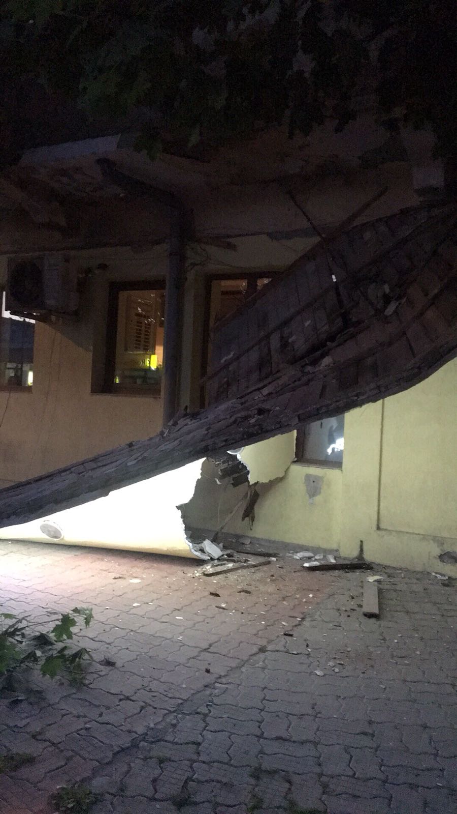 FOTO/VIDEO Eforie Nord – Fațada sediului unei bănci din centrul stațiunii s-a prăbușit