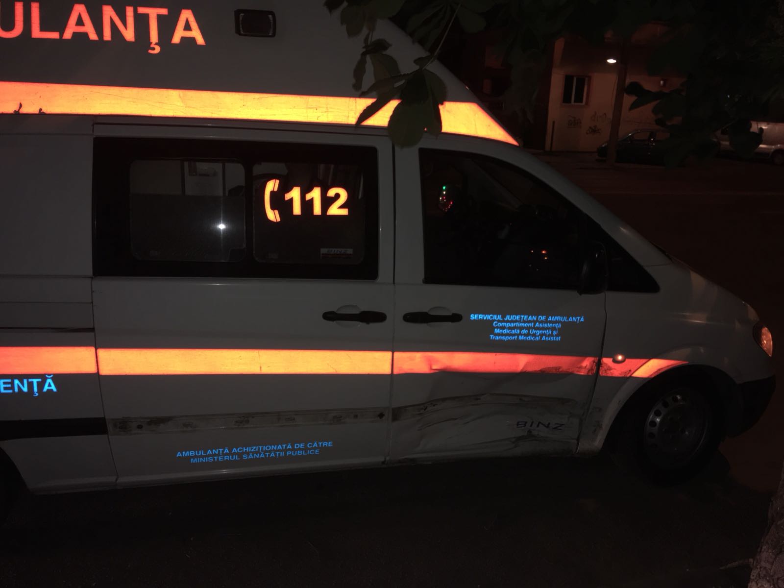 O ambulanță ce transporta un pacient, implicată într-un accident pe b-dul I.C. Brătianu (foto)